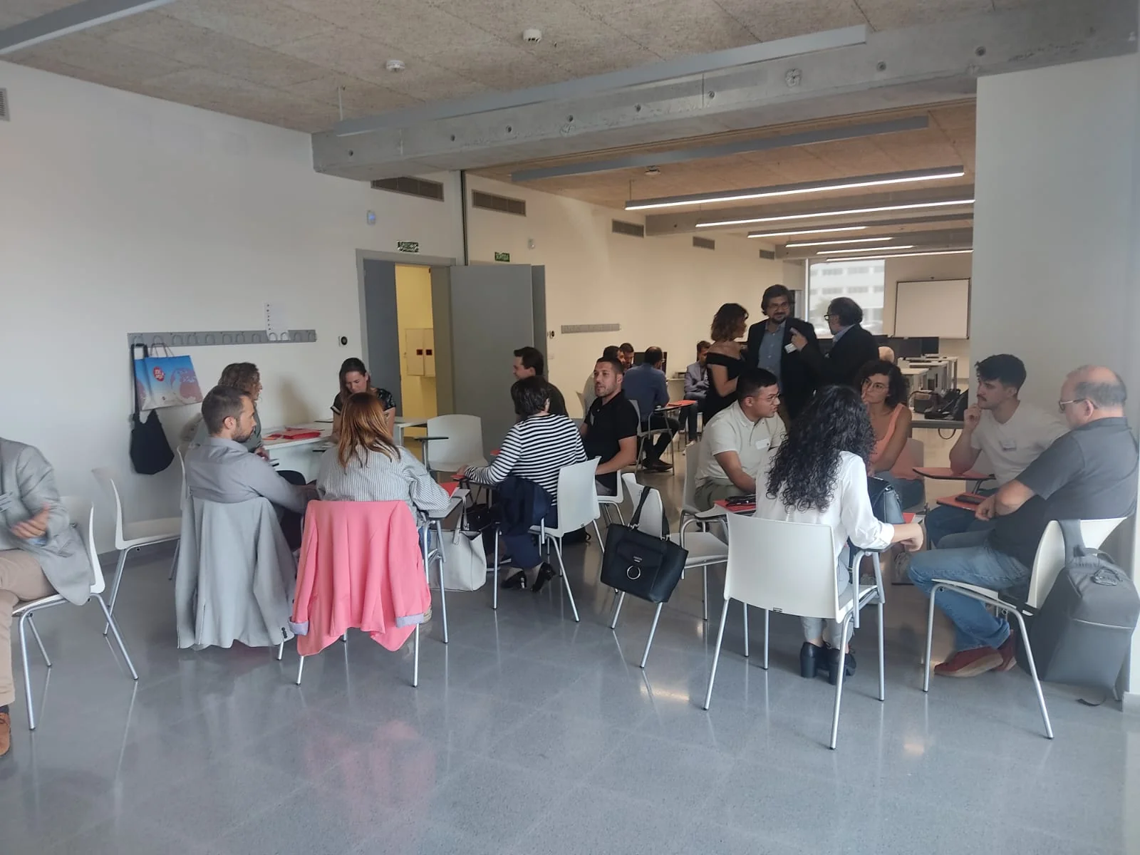 Sessió de treball de Fòrum Imagina amb emprenedors asseguts al voltant d'una taula