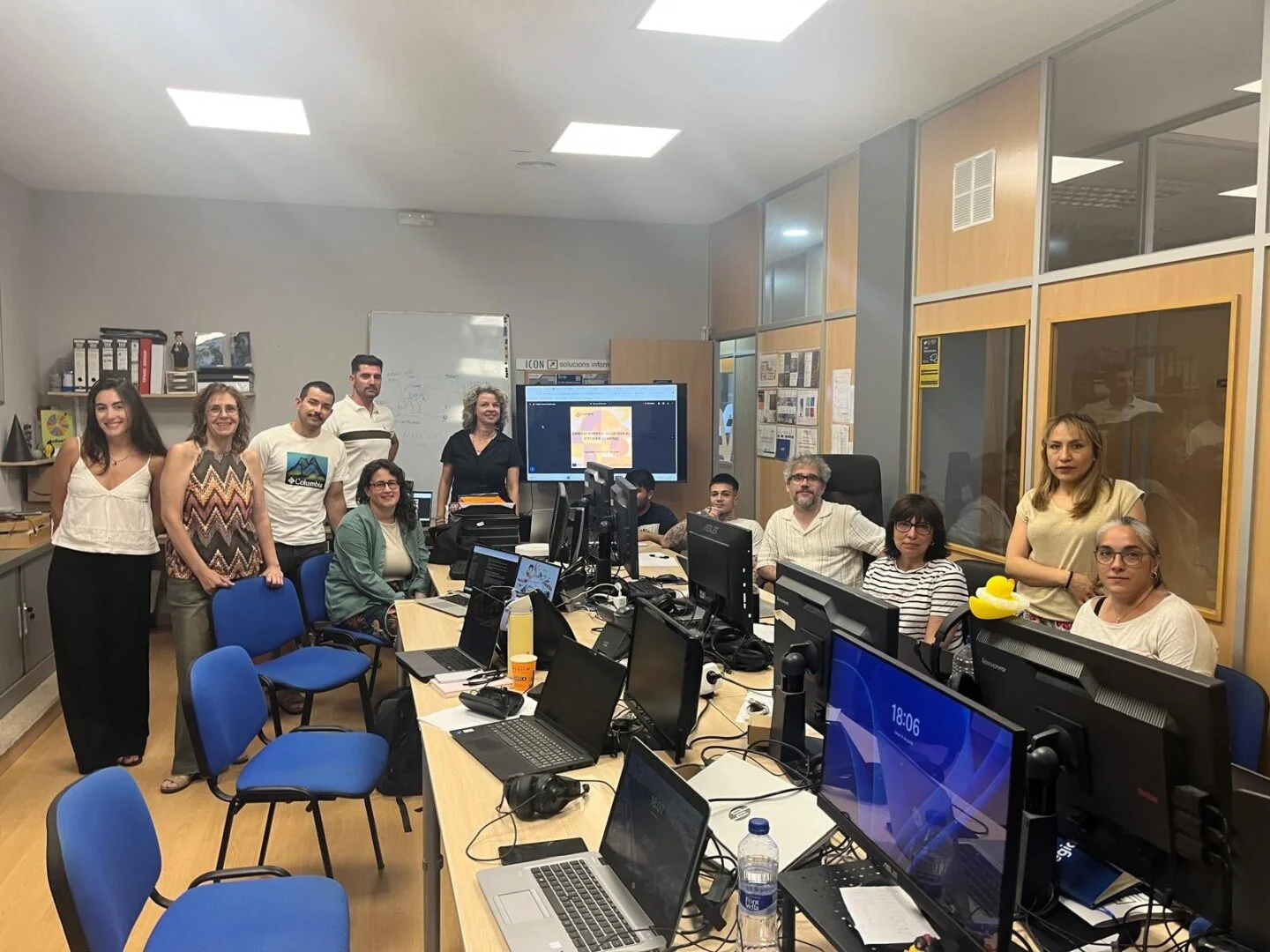 Qui som 4 Participants d'una formació de Fòrum Imagina en una aula d'informàtica