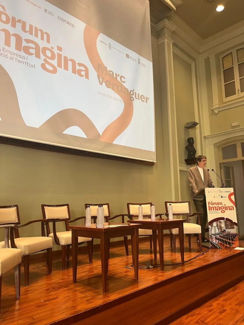 Parlament inicial de la jornada Talent, Empresa i Ocupació al Territori, amb la pantalla de Fòrum Imagina